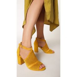 Żółte Sandały Anum. Żółte sandały damskie Born2be, w paski, eleganckie, z otwartym noskiem, bez obcasa, na obcasie, z paskami. Za 99,99 zł.