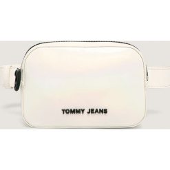 Tommy Jeans - Nerka. Białe nerki damskie Tommy Jeans, w paski, z jeansu, małe, bez dodatków. Za 299,90 zł.