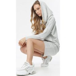 Jasnoszara Sukienka Savageia. Szare sukienki damskie Born2be, s, bez wzorów, z dzianiny, bez kołnierzyka, bez rękawów. W wyprzedaży za 89,99 zł.