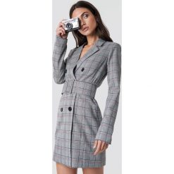Dilara x NA-KD Sukienka w kratkę - Grey. Szare sukienki mini damskie marki Dilara x NA-KD, w paski, z długim rękawem, długie. Za 323,95 zł.