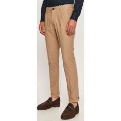 Tommy Hilfiger - Spodnie. Brązowe spodnie męskie TOMMY HILFIGER, bez wzorów, z elastanu. Za 599,90 zł.