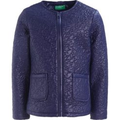 Benetton Kurtka przejściowa dark blue. Niebieskie kurtki dziewczęce Benetton, z materiału. W wyprzedaży za 125,30 zł.