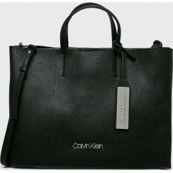 Calvin Klein - Torebka. Czarne torebki klasyczne damskie Calvin Klein, w paski, ze skóry ekologicznej, casualowe, na ramię, bez dodatków. Za 699,90 zł.