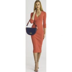 SUKIENKA Elisabetta Franchi. Pomarańczowe sukienki damskie Elisabetta Franchi, na imprezę, z aplikacjami, z materiału, z włoskim kołnierzykiem, bez rękawów, midi. Za 1459,00 zł.
