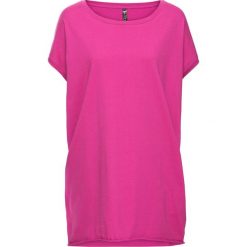 Długi shirt oversize bonprix fuksja. Różowe koszulki damskie marki bonprix, bez wzorów, bez kołnierzyka, z długim rękawem. Za 74,99 zł.
