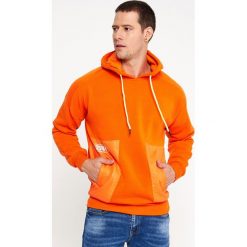 Pomarańczowa Bluza Uhryra. Pomarańczowe bluzy męskie Born2be, xl, bez wzorów, bez kołnierzyka, bez rękawów, bez kaptura. Za 89,99 zł.