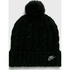 Nike - Czapka. Czarne czapki damskie Nike, bez wzorów, z elastanu. W wyprzedaży za 129,90 zł.