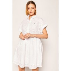 Sukienka codzienna Tommy Jeans DW0DW07909. Białe sukienki damskie Tommy Jeans, na co dzień, na lato, xs, bez wzorów, z bawełny, bez kołnierzyka, bez rękawów, proste. Za 579,00 zł.