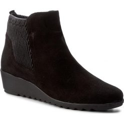 Botki CAPRICE - 9-25356-29 Black Suede 004. Czarne botki damskie skórzane marki Caprice, na obcasie. W wyprzedaży za 219,00 zł.