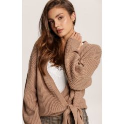 Ciemnobeżowy Kardigan Aerilea. Brązowe swetry damskie Renee, s, bez wzorów, bez rękawów, bez kaptura. Za 129,99 zł.