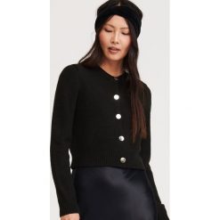 Krótki sweter - Czarny. Czarne swetry damskie Reserved, s, bez wzorów, z krótkim rękawem, krótkie, bez kaptura. Za 99,99 zł.