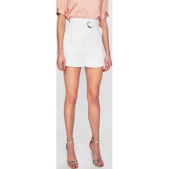 Guess Jeans - Szorty Suzy. Białe szorty damskie Guess Jeans, w paski, z elastanu, casualowe, z podwyższonym stanem. W wyprzedaży za 179,90 zł.