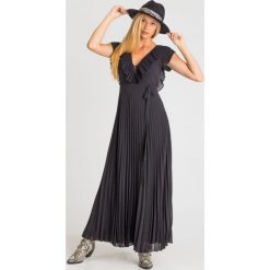 SUKIENKA TWINSET. Czarne sukienki damskie Twinset, na imprezę, z aplikacjami, z materiału, z włoskim kołnierzykiem, bez rękawów, maxi, plisowane. Za 669,50 zł.