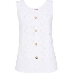 Top shirtowy z ażurową koronką bonprix biały. Białe bluzki damskie bonprix, w koronkowe wzory, z koronki, bez kołnierzyka. Za 49,99 zł.
