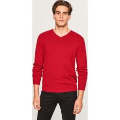 Sweter z dekoltem w serek - Czerwony. Czerwone swetry klasyczne męskie marki Reserved, l, z dekoltem w serek. Za 79,99 zł.