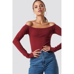 NA-KD Basic Top z odkrytymi ramionami - Red. Czerwone topy damskie marki NA-KD Basic, bez wzorów, z klasycznym kołnierzykiem. Za 72,95 zł.