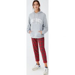 Luźna bluza college. Czerwone bluzy damskie Pull&Bear, bez wzorów, bez rękawów, bez kaptura. Za 89,90 zł.