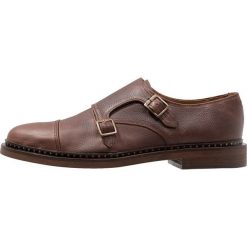 Walk London DARCY MONK Eleganckie buty brown. Pomarańczowe buty wizytowe męskie marki Walk London, ze skóry ekologicznej. Za 509,00 zł.