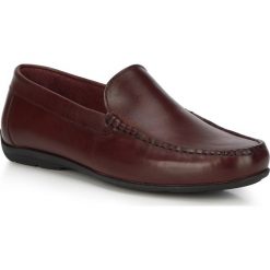 Buty męskie. Czerwone mokasyny męskie Wittchen, ze skóry, eleganckie. W wyprzedaży za 199,90 zł.