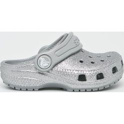 Crocs - Klapki dziecięce. Białe sandały dziewczęce Crocs, z gumy, z okrągłym noskiem, bez zapięcia. W wyprzedaży za 99,90 zł.