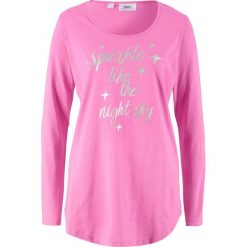 Długi shirt bawełniany z połyskującym nadrukiem bonprix lila-różowy z nadrukiem. Różowe koszulki damskie bonprix, z nadrukiem, z bawełny, bez kołnierzyka, z długim rękawem. Za 27,99 zł.
