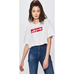 Levi's - Top. Białe topy damskie marki Levi's®, s, z nadrukiem, z bawełny, z okrągłym kołnierzem. Za 119,90 zł.