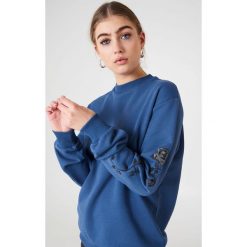 NA-KD Bluza z wyszywanymi różami na rękawach - Blue. Niebieskie długie bluzy damskie marki NA-KD. W wyprzedaży za 48,78 zł.