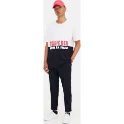 Koszulka z krótkim rękawem i kolorowymi panelami. Czarne koszulki męskie Pull&Bear, m, bez wzorów, bez kołnierzyka, z krótkim rękawem, krótkie. Za 49,90 zł.