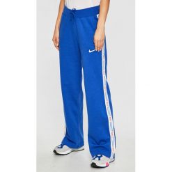 Nike Sportswear - Spodnie. Niebieskie spodnie damskie marki Nike Sportswear, s, z bawełny. Za 229,90 zł.