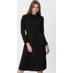 Czarna Sukienka Riona. Czarne sukienki damskie Born2be, na co dzień, s, w paski, z tkaniny, eleganckie, ze stójką, z długim rękawem, długie, midi, rozkloszowane. Za 89,99 zł.