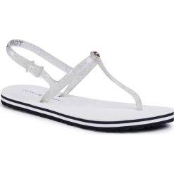 Sandały TOMMY HILFIGER - Irredescent Flat Beach Sandal FW0FW04796 White YBS. Białe klapki damskie TOMMY HILFIGER, bez wzorów, z tworzywa sztucznego, bez obcasa. W wyprzedaży za 99,00 zł.