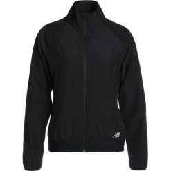 New Balance ACCELERATE WOVEN Kurtka do biegania black. Czarne kurtki sportowe damskie marki New Balance, xs, z materiału. W wyprzedaży za 186,75 zł.