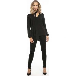Czarna Elegancka Bluzka w Serek z Krawatką. Czarne bluzki damskie marki Molly.pl, s, z szyfonu, eleganckie, z dekoltem w serek, z długim rękawem. Za 109,90 zł.