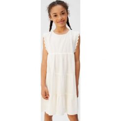 Mango Kids - Sukienka dziecięca Korea 110-164 cm. Białe sukienki dziewczęce Mango Kids, bez wzorów, z bawełny, casualowe, bez rękawów, rozkloszowane. W wyprzedaży za 69,90 zł.