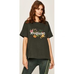 Desigual Sport - T-shirt. Zielone topy damskie Desigual Sport, s, z aplikacjami, z bawełny, z okrągłym kołnierzem. Za 199,90 zł.