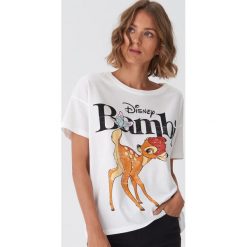 Koszulka z nadrukiem Bambi - Biały. Białe koszulki damskie House, s, z nadrukiem, bez kołnierzyka, bez rękawów. Za 49,99 zł.