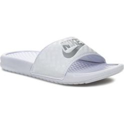 Klapki NIKE - Benassi Jdi 343881 102 White/Metallic Silver. Białe klapki damskie Nike, bez wzorów, z tworzywa sztucznego, bez obcasa. W wyprzedaży za 89,00 zł.
