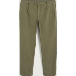 Mango Man - Spodnie Merlin. Żółte spodnie męskie z bawełny, casualowe. W wyprzedaży za 79,90 zł.