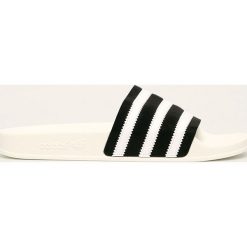 Adidas Originals - Klapki Adilette. Czarne klapki damskie adidas Originals, bez wzorów, z materiału, bez obcasa, na obcasie. W wyprzedaży za 149,90 zł.