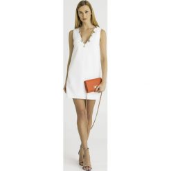 SUKIENKA Elisabetta Franchi. Białe sukienki damskie Elisabetta Franchi, na co dzień, bez wzorów, z włoskim kołnierzykiem, bez rękawów, mini, proste. Za 1839,00 zł.