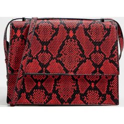 Torebka crossbody z imitacji wężowej skóry - Czerwony. Czerwone torebki klasyczne damskie Mohito, bez wzorów, ze skóry, bez dodatków. Za 119,99 zł.