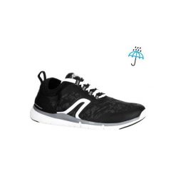 Buty męskie do szybkiego marszu PW 580 RespiDry nieprzemakalne czarne. Czarne buty sportowe męskie marki NEWFEEL, z poliesteru, bez zapięcia, trekkingowe. Za 149,99 zł.
