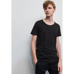 T-shirt basic z bawełny organicznej - Czarny. Czarne t-shirty męskie Reserved, s, bez wzorów, z bawełny, bez kołnierzyka. W wyprzedaży za 19,99 zł.