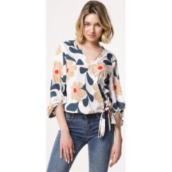Biała Bluzka Dahlia. Białe bluzki damskie Born2be, xl, w kwiaty, bez kołnierzyka, z długim rękawem. Za 49,99 zł.