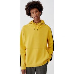 Bluza z kapturem i pasami na rękawach. Żółte bluzy męskie marki Pull&Bear, m, z kapturem. Za 79,90 zł.
