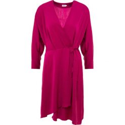 Filippa K SLINKY WRAP DRESS Sukienka letnia orchid. Czerwone sukienki damskie marki Filippa K, na lato, l, bez wzorów, z poliesteru, bez kołnierzyka, bez rękawów. Za 819,00 zł.