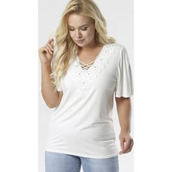 Biała Bluzka Aethenos. Białe bluzki damskie Born2be, xl, z haftami, bez kołnierzyka, z krótkim rękawem. Za 49,99 zł.