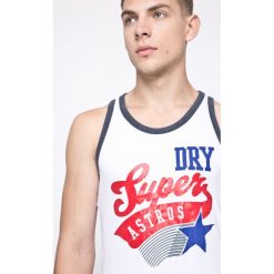 Superdry - Szorty. Szare spodenki sportowe męskie Superdry, z poliesteru, sportowe. W wyprzedaży za 89,90 zł.