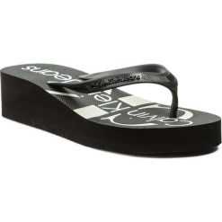 Japonki Calvin Klein Jeans Tesse Jelly RE9734. Czarne klapki damskie Calvin Klein Jeans, bez wzorów, z jeansu, bez obcasa. W wyprzedaży za 79,00 zł.