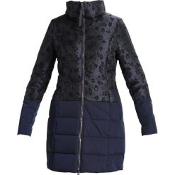 Spoom SONIA Płaszcz puchowy dark blue. Niebieskie płaszcze damskie marki Spoom, z poliesteru. W wyprzedaży za 434,85 zł.